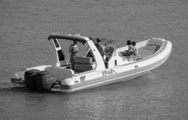 İtalya, Sicilya, Akdeniz, Marina di Ragusa (Ragusa ili); 18 Ağustos 2023, limandaki kauçuk tekneler - EDITORIAL