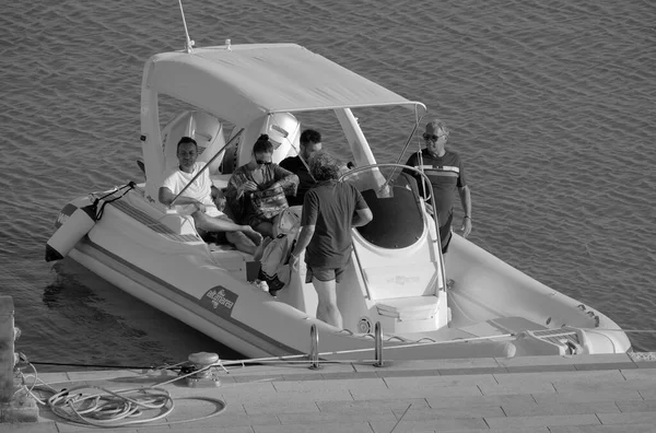 イタリア シチリア 地中海 マリーナディラグーサ ラグーサ州 2023年8月19日 港内のゴムボートに乗船する人々 Editorial — ストック写真