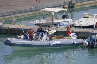 İtalya, Sicilya, Akdeniz, Marina di Ragusa (Ragusa ili); 20 Ağustos 2023, limandaki kauçuk bir teknede adamlar - EDITORIAL