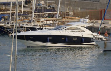 İtalya, Sicilya, Akdeniz, Marina di Ragusa (Ragusa Eyaleti); 20 Ağustos 2023, limanda lüks bir yatta insanlar - EDITORIAL