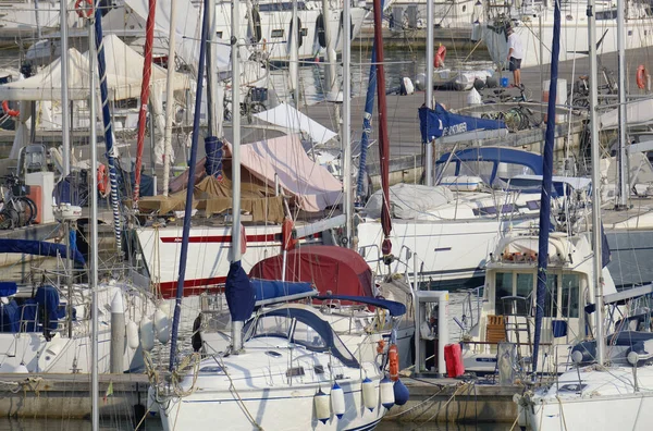イタリア シチリア 地中海 マリーナディラグーサ ラグーサ州 2023年8月20日 港内の豪華なヨット Editorial — ストック写真