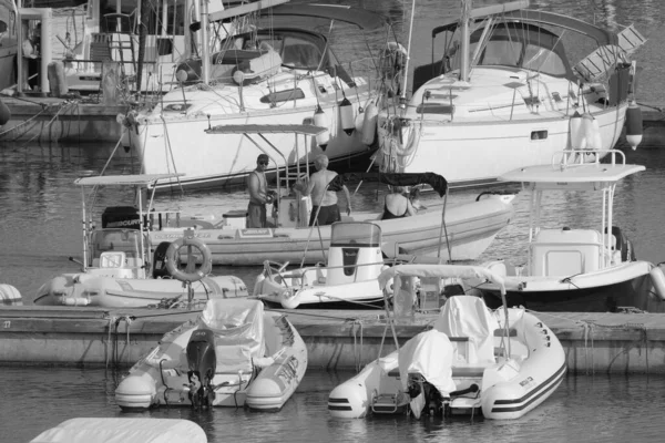 意大利 西西里 地中海 拉古萨海 拉古萨省 2023年8月20日 港口乘橡皮船和豪华游艇的人 Editorial — 图库照片