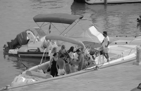 Italien Sicilien Medelhavet Marina Ragusa Ragusaprovinsen Augusti 2023 Människor Lyxyacht — Stockfoto