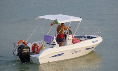 İtalya, Sicilya, Akdeniz, Marina di Ragusa (Ragusa ili); 24 Ağustos 2023, limandaki bir motorlu teknede çift - EDITORIAL