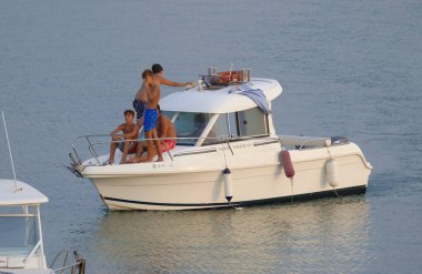 İtalya, Sicilya, Akdeniz, Marina di Ragusa (Ragusa Eyaleti); 24 Ağustos 2023, limandaki bir motorlu tekne - EDITORIAL