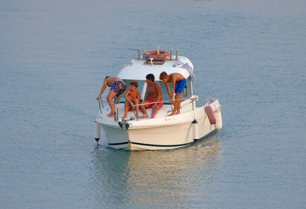 イタリア シチリア 地中海 マリーナディラグーサ ラグーサ州 2023年8月24日 港でモーターボートに乗船する人々 Editorial — ストック写真