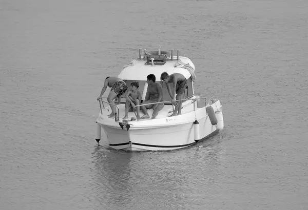 イタリア シチリア 地中海 マリーナディラグーサ ラグーサ州 2023年8月24日 港でモーターボートに乗船する人々 Editorial — ストック写真
