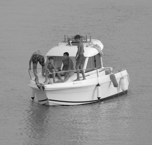 意大利 西西里 地中海 拉古萨海 拉古萨省 2023年8月24日 港口一艘汽艇上的乘客 Editorial — 图库照片