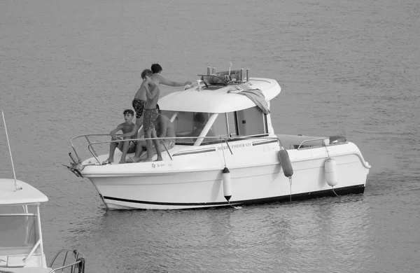 意大利 西西里 地中海 拉古萨海 拉古萨省 2023年8月24日 港口一艘汽艇上的乘客 Editorial — 图库照片