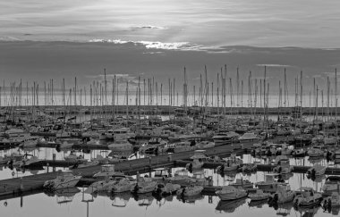 İtalya, Sicilya, Akdeniz, Marina di Ragusa (Ragusa Eyaleti); gün doğumunda limanda motorlu tekne ve lüks yatlar