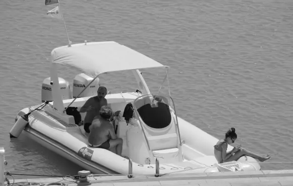 イタリア シチリア 地中海 マリーナ ラグーサ ラグーサ州 2023年8月26日 港にゴムボートに乗っている人々 Editorial — ストック写真