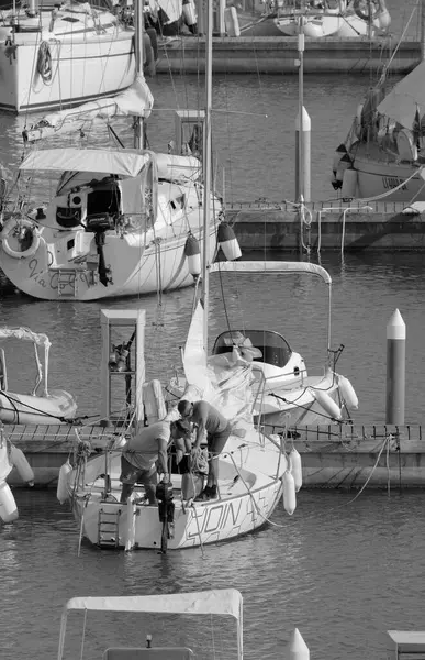 Italien Sicilien Medelhavet Marina Ragusa Ragusaprovinsen Augusti 2023 Män Segelbåt — Stockfoto
