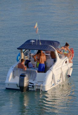 İtalya, Sicilya, Akdeniz, Marina di Ragusa (Ragusa Eyaleti); 26 Ağustos 2023, limandaki bir motorlu tekne - EDITORIAL