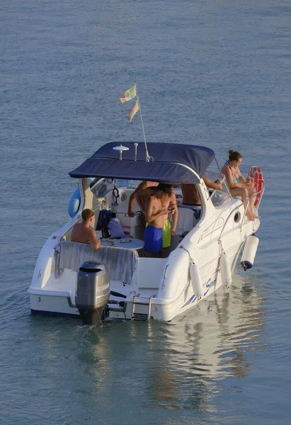 Italien Sicilien Medelhavet Marina Ragusa Ragusaprovinsen Augusti 2023 Personer Motorbåt — Stockfoto