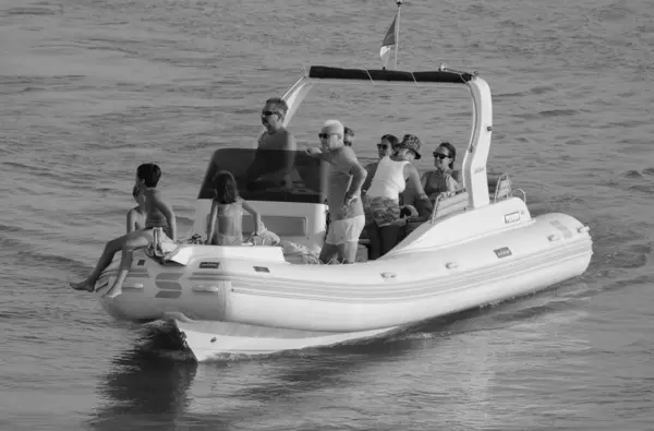 イタリア シチリア 地中海 マリーナ ラグーサ ラグーサ州 2023年8月26日 港にゴムボートに乗っている人々 Editorial — ストック写真