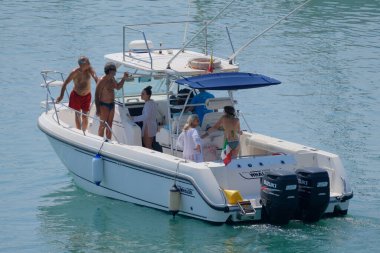 İtalya, Sicilya, Akdeniz, Marina di Ragusa (Ragusa ili); 27 Ağustos 2023, limandaki bir balıkçı teknesindeki insanlar - EDITORIAL