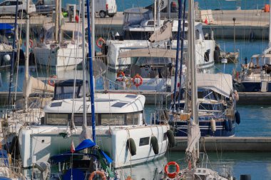 İtalya, Sicilya, Akdeniz, Marina di Ragusa (Ragusa ili); 1 Eylül 2023, limanda lüks yatlar - EDITORIAL