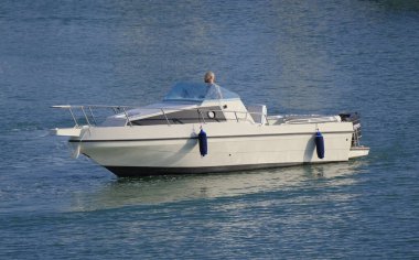 İtalya, Sicilya, Akdeniz, Marina di Ragusa (Ragusa Eyaleti); 1 Eylül 2023, limanda lüks bir yatta adam - EDITORIAL