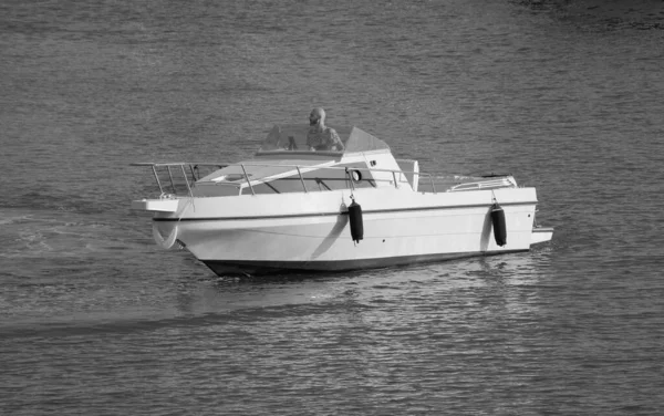 意大利 西西里 地中海 拉古萨海 拉古萨省 2023年9月1日 港口一艘豪华游艇上的人 Editorial — 图库照片