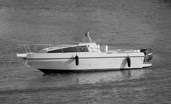 イタリア シチリア 地中海 マリーナディラグーサ ラグーサ州 2023年9月1日 港で豪華なヨットに乗った男性 Editorial — ストック写真