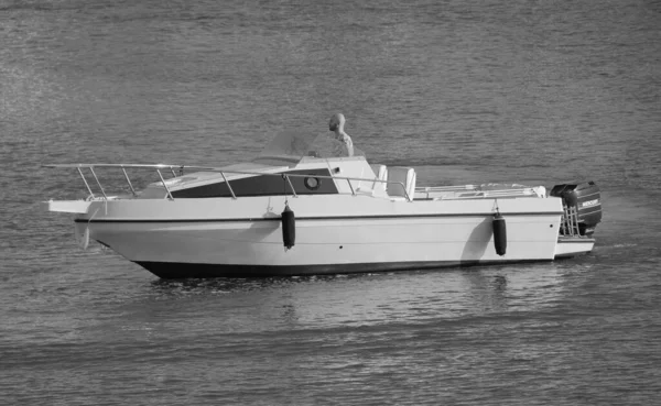 イタリア シチリア 地中海 マリーナディラグーサ ラグーサ州 2023年9月1日 港で豪華なヨットに乗った男性 Editorial — ストック写真
