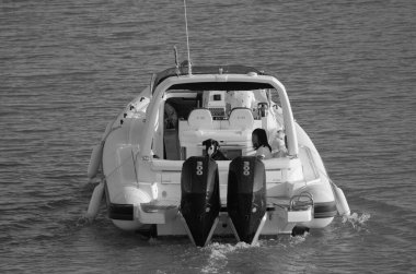 İtalya, Sicilya, Akdeniz, Marina di Ragusa (Ragusa Eyaleti); 1 Eylül 2023, limandaki büyük bir kauçuk teknede köpekli kadınlar - EDITORIAL