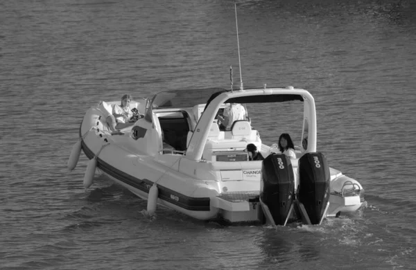 意大利 西西里 地中海 拉古萨海 拉古萨省 2023年9月1日 港口的一艘大型橡皮船上有狗的妇女 Editorial — 图库照片