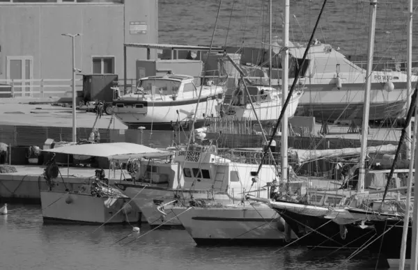 Olaszország Szicília Marina Ragusa Ragusa Tartomány Helyi Halászhajók Luxusjachtok Kikötőben — Stock Fotó