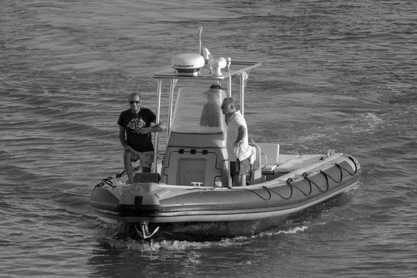 イタリア シチリア 地中海 マリーナディラグーサ ラグーサ州 2023年9月2日 港内のゴムボートに乗った男性 Editorial — ストック写真