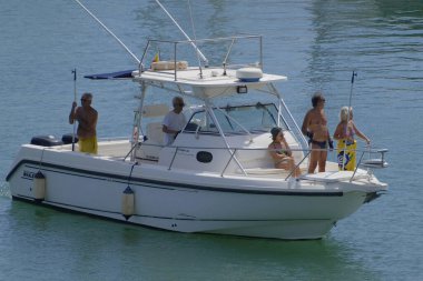 İtalya, Sicilya, Akdeniz, Marina di Ragusa (Ragusa Eyaleti); 3 Eylül 2023, limandaki bir balıkçı teknesindeki insanlar - EDITORIAL