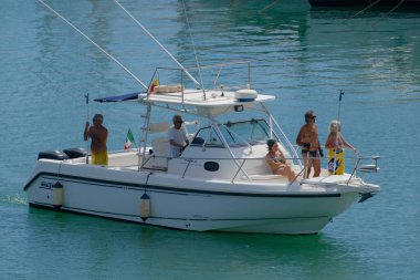 İtalya, Sicilya, Akdeniz, Marina di Ragusa (Ragusa Eyaleti); 3 Eylül 2023, limandaki bir balıkçı teknesindeki insanlar - EDITORIAL