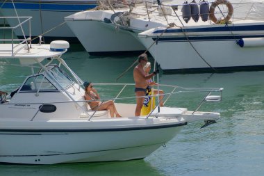 İtalya, Sicilya, Akdeniz, Marina di Ragusa (Ragusa Eyaleti); 3 Eylül 2023, limandaki bir balıkçı teknesindeki insanlar - EDITORIAL