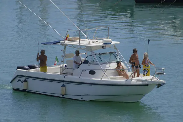 イタリア シチリア 地中海 マリーナディラグーサ ラグーサ州 2023年9月3日 港内でスポーツ漁船に乗船する人々 Editorial — ストック写真