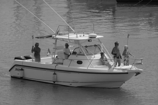 意大利 西西里 地中海 拉古萨海 拉古萨省 2023年9月3日 港口一艘体育渔船上的人 Editorial — 图库照片