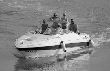 İtalya, Sicilya, Akdeniz, Marina di Ragusa (Ragusa Eyaleti); 3 Eylül 2023, limandaki bir motorlu tekne - EDITORIAL