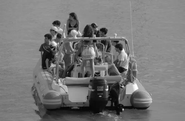 イタリア シチリア 地中海 マリーナ ラグーサ ラグーサ州 2023年9月3日 港にゴムボートに乗っている人々 Editorial — ストック写真