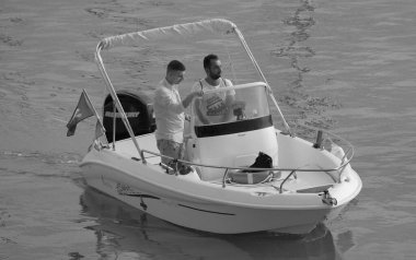 İtalya, Sicilya, Akdeniz, Marina di Ragusa (Ragusa Eyaleti); 3 Eylül 2023, limandaki bir motorlu tekne - EDITORIAL