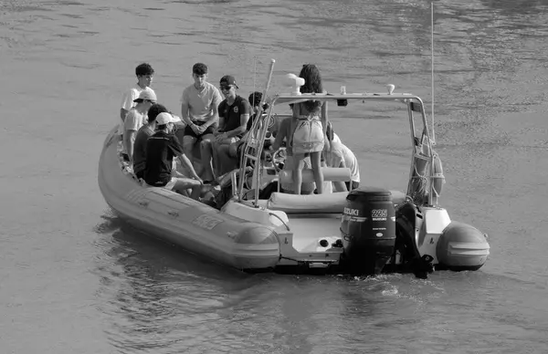 イタリア シチリア 地中海 マリーナ ラグーサ ラグーサ州 2023年9月3日 港にゴムボートに乗っている人々 Editorial — ストック写真