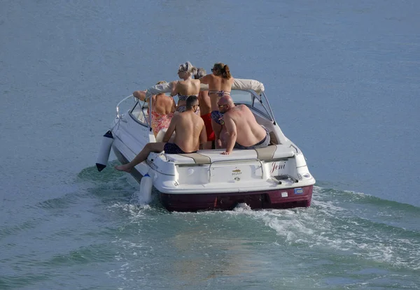 イタリア シチリア 地中海 マリーナディラグーサ ラグーサ州 2023年9月3日 港にモーターボートに乗船する人々 Editorial — ストック写真