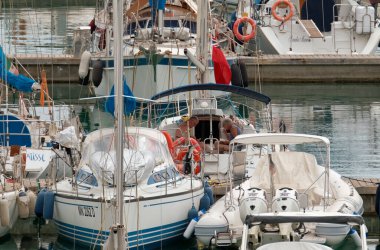 İtalya, Sicilya, Akdeniz, Marina di Ragusa (Ragusa Eyaleti); 8 Eylül 2023, limandaki bir yelkenli teknesinde çift - EDITORIAL