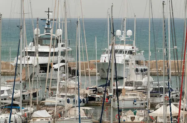 İtalya, Sicilya, Akdeniz, Marina di Ragusa (Ragusa Eyaleti); 8 Eylül 2023, limanda lüks bir yatta erkekler - EDITORIAL