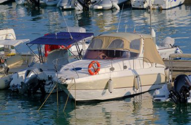 İtalya, Sicilya, Akdeniz, Marina di Ragusa (Ragusa Eyaleti); 12 Eylül 2023, limanda motorlu tekneler ve lüks yatlar - EDITORIAL