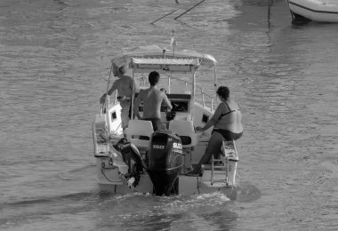 İtalya, Sicilya, Akdeniz, Marina di Ragusa (Ragusa Eyaleti); 12 Eylül 2023, limandaki bir motorlu tekne - EDITORIAL