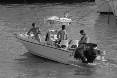 İtalya, Sicilya, Akdeniz, Marina di Ragusa (Ragusa Eyaleti); 12 Eylül 2023, limandaki bir motorlu tekne - EDITORIAL