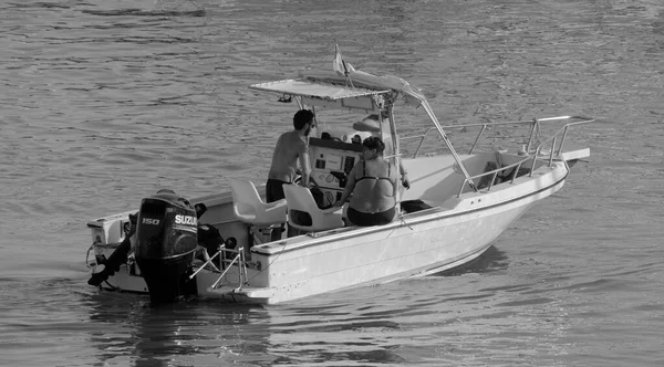 イタリア シチリア 地中海 マリーナ ラグーサ ラグーサ州 2023年9月12日 港にモーターボートに乗っている人々 Editorial — ストック写真
