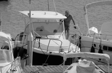 İtalya, Sicilya, Akdeniz, Marina di Ragusa (Ragusa Eyaleti); 13 Eylül 2023, limandaki bir motorlu tekne - EDITORIAL