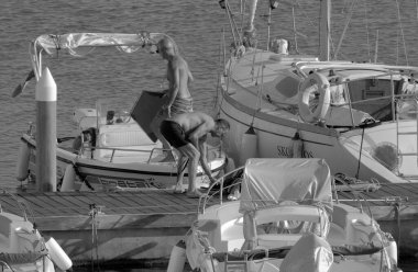 İtalya, Sicilya, Akdeniz, Marina di Ragusa (Ragusa ili); 13 Eylül 2023, limandaki insanlar, motorlu tekneler ve lüks yatlar - EDITORIAL