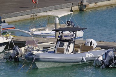 İtalya, Sicilya, Akdeniz, Marina di Ragusa (Ragusa ili); 14 Eylül 2023, limanda motorlu tekne - EDITORIAL