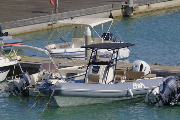 İtalya, Sicilya, Akdeniz, Marina di Ragusa (Ragusa ili); 14 Eylül 2023, limanda motorlu tekne - EDITORIAL