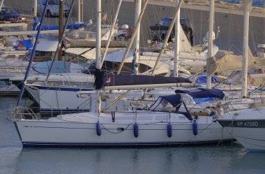 İtalya, Sicilya, Akdeniz, Marina di Ragusa (Ragusa Eyaleti); 15 Eylül 2023, limandaki bir yelkenli teknesinde adam - EDITORIAL